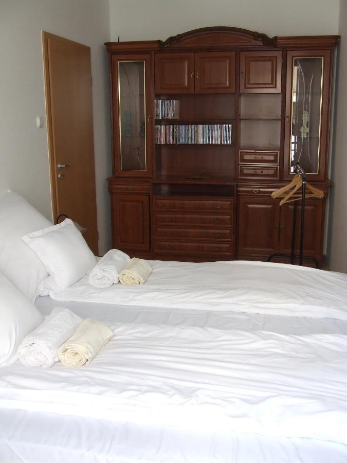 Central Pecs Free Parking Bagian luar foto